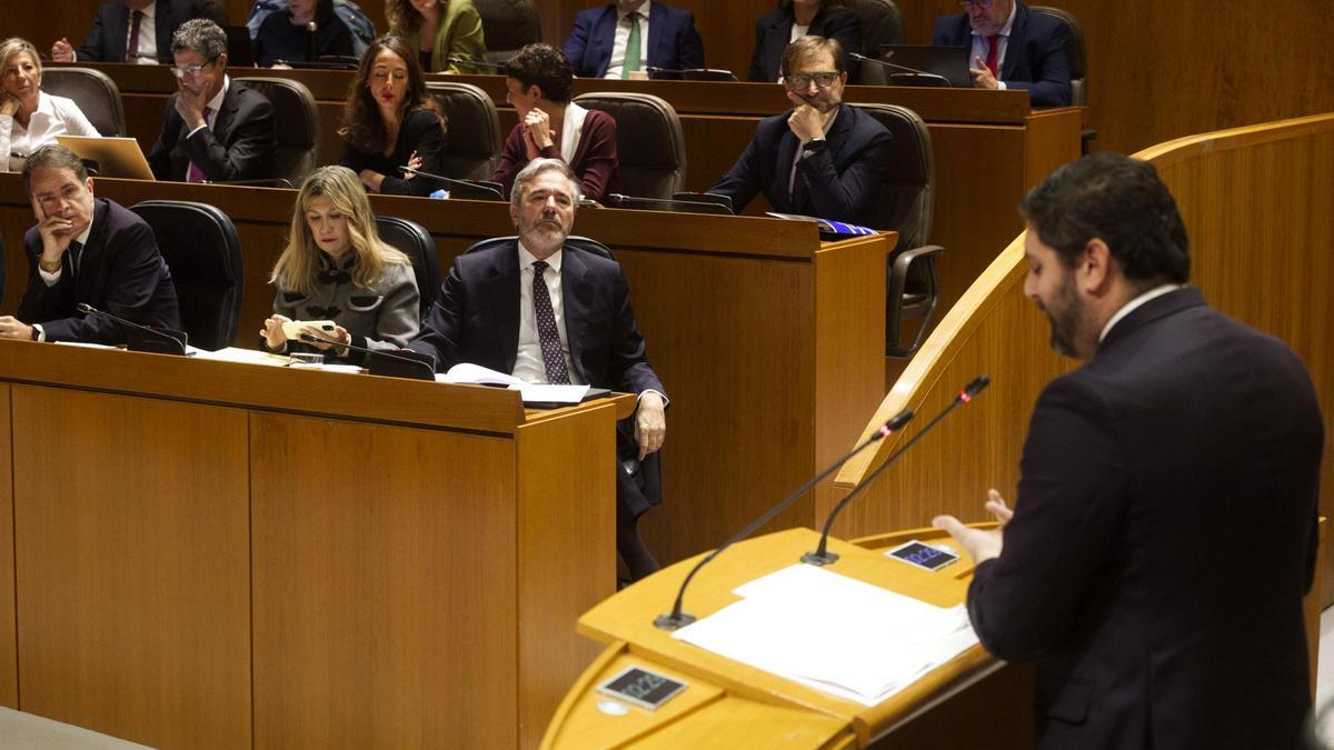 El presidente de Aragón, Jorge Azcón, escucha al portavoz de Vox en las Cortes, Alejandro Nolasco, en el último pleno.