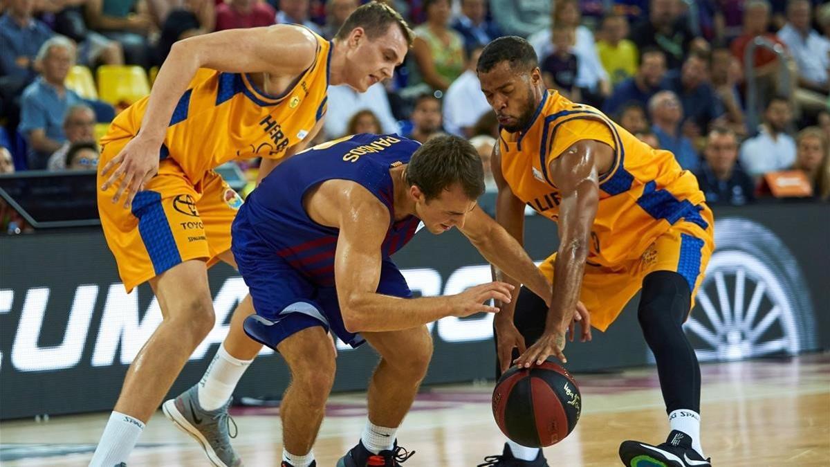 El azulgrana Pangos, ante Hannah y Pasecniks, del Gran Canaria, en el reciente partido del Palau.