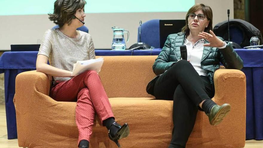 Por la izquierda, la periodista Elena Vélez y la consejera Pilar Varela, consejera de Servicios y Derechos Sociales.
