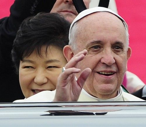 El Papa Francisco llega a Seúl en su primera visita a Asia