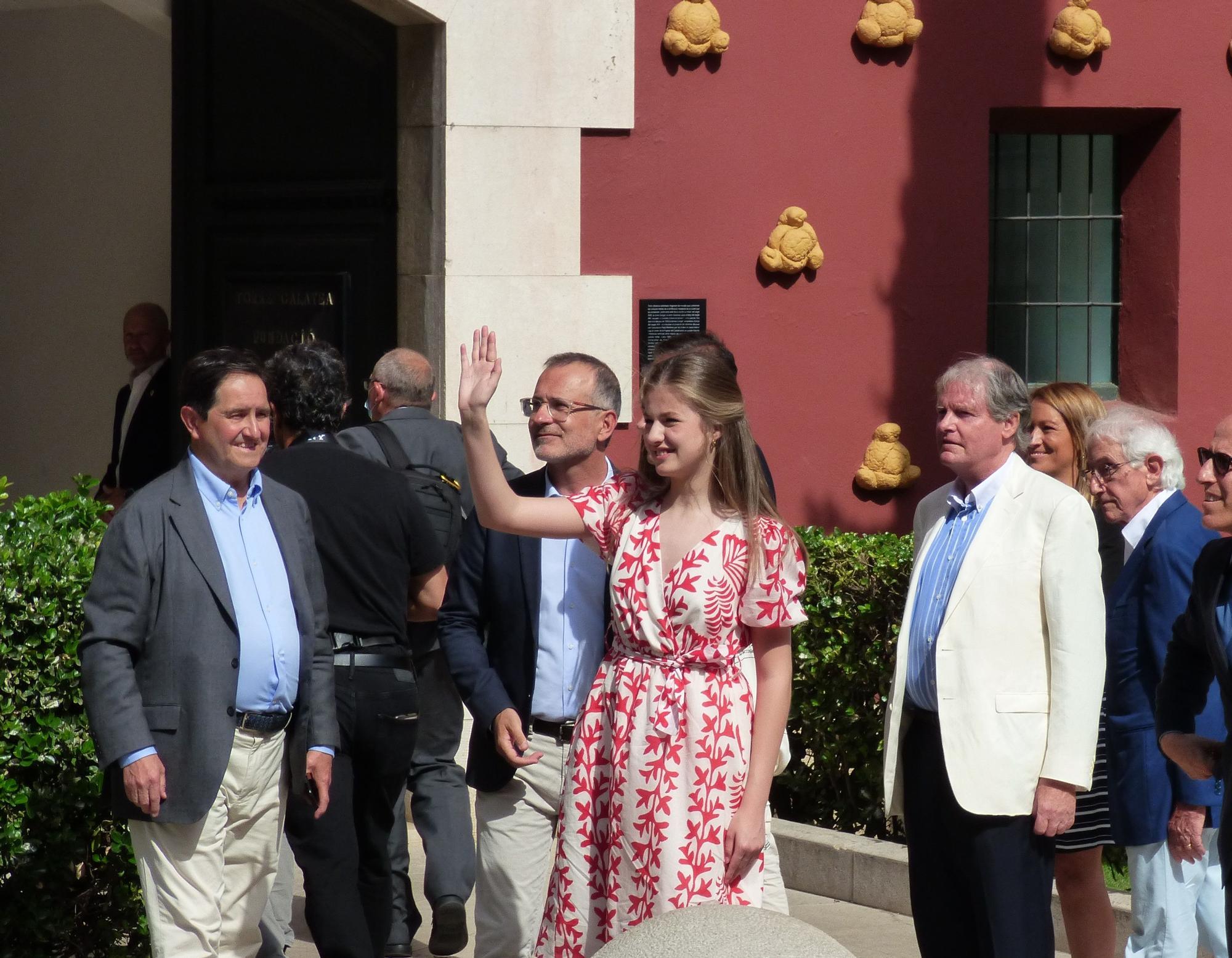 La princesa Elionor i la infanta Sofia rebudes a Figueres amb manifestants favorables i contraris