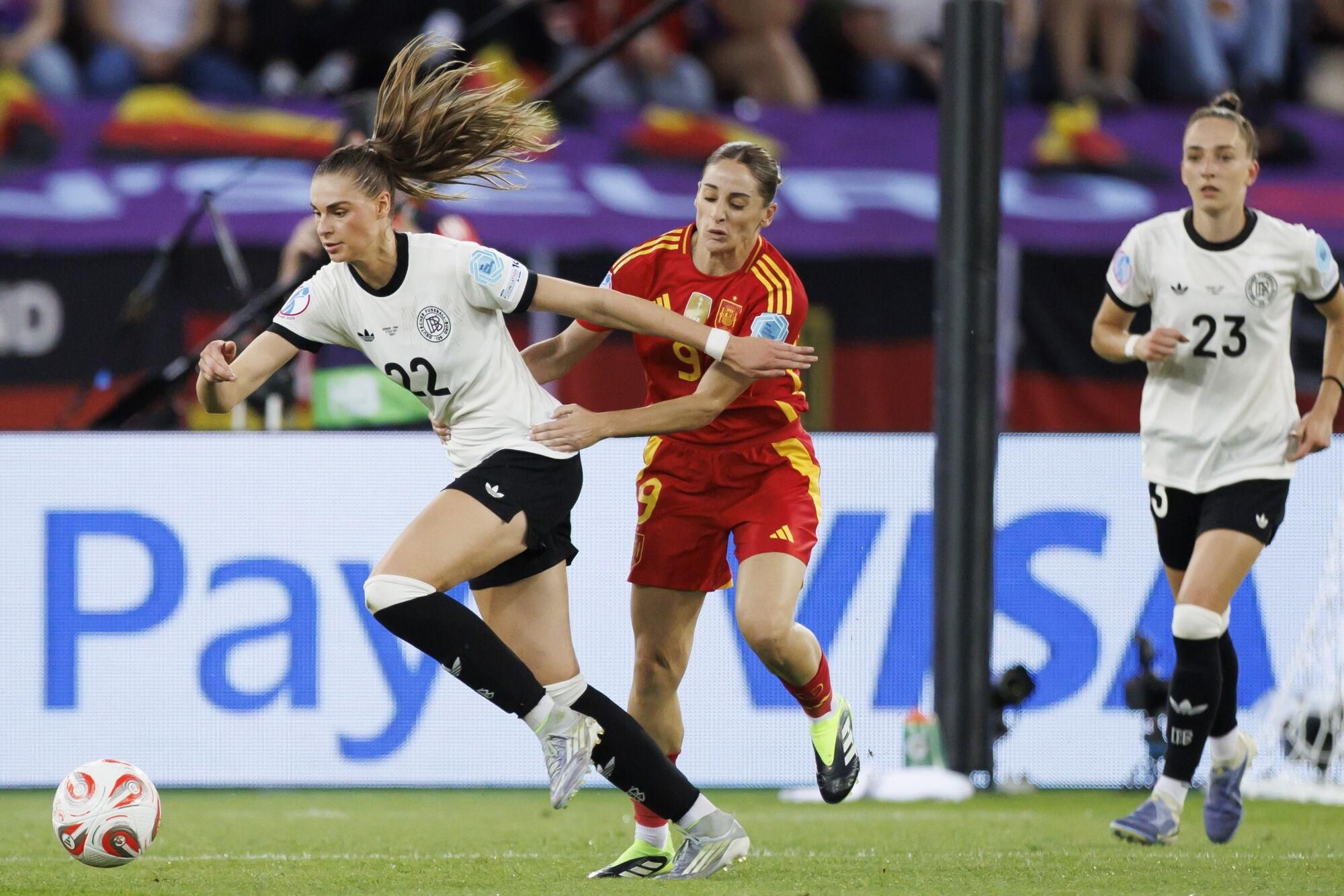 Zurich (Switzerland), 23/07/2025.- Germany's Jule Brand in action against Spain's Esther Gonzalez during the UEFA Women's EURO 2025 semi final soccer match between Germany and Spain, in Zurich, Switzerland, 23 July 2025. (Alemania, España, Suiza) EFE/EPA/MICHAEL BUHOLZER