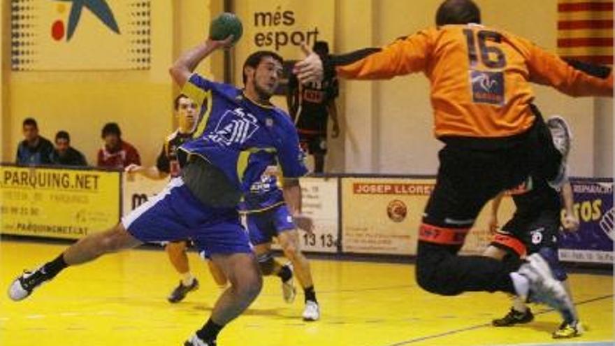 Guillem Torres (Augi) a punt de disparar a porteria durant el partit d&#039;ahir a Sarrià de Ter.