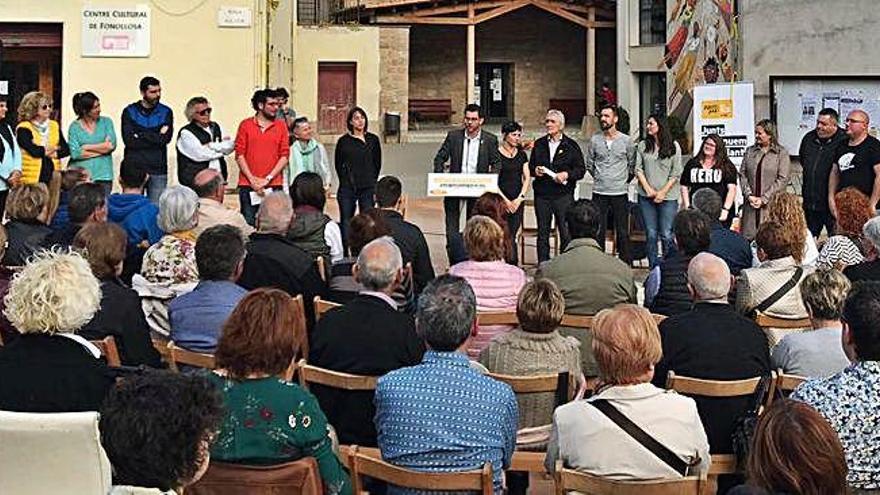 Eloi Hernàndez, al mig, dirigint l&#039;acte de presentació de la llista, amb la resta de candidats