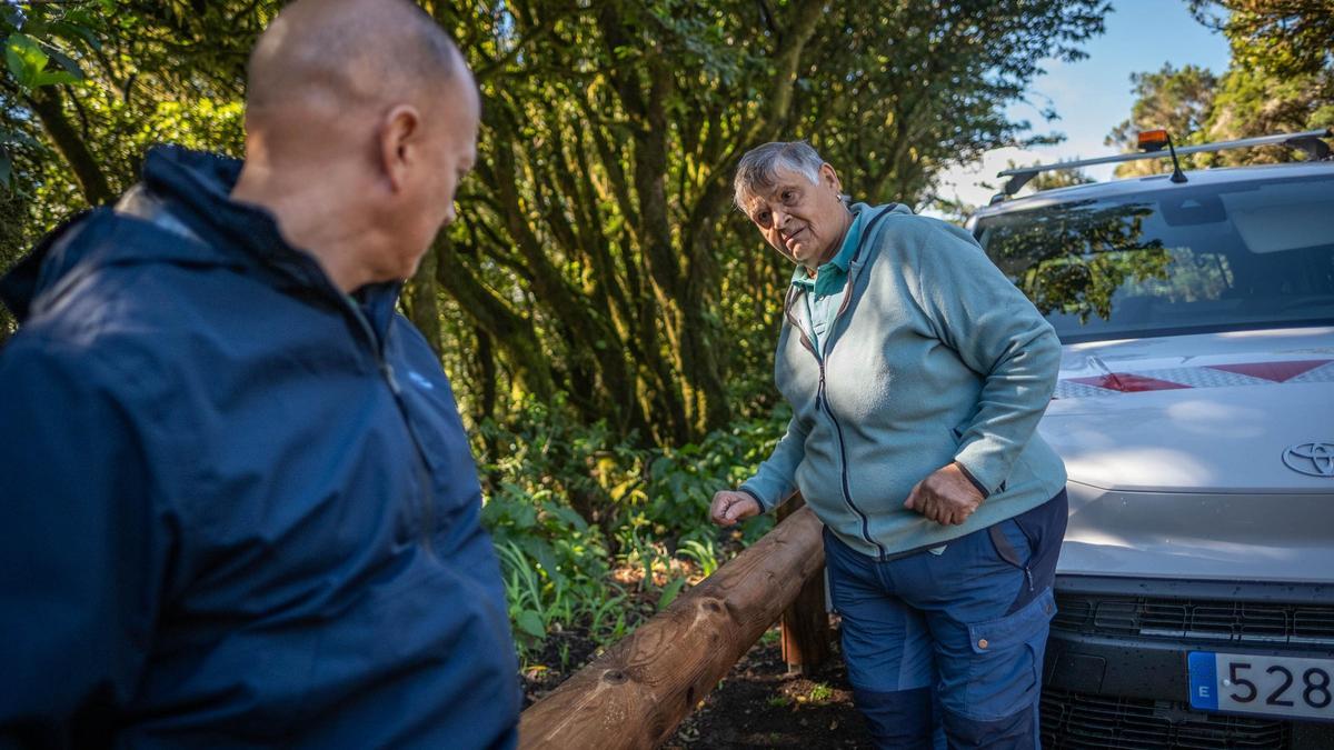 Goya Alonso, dirigente vecinal de Afur, espera la retirada particial de las biondas metal-madera instaladas meses atrás.