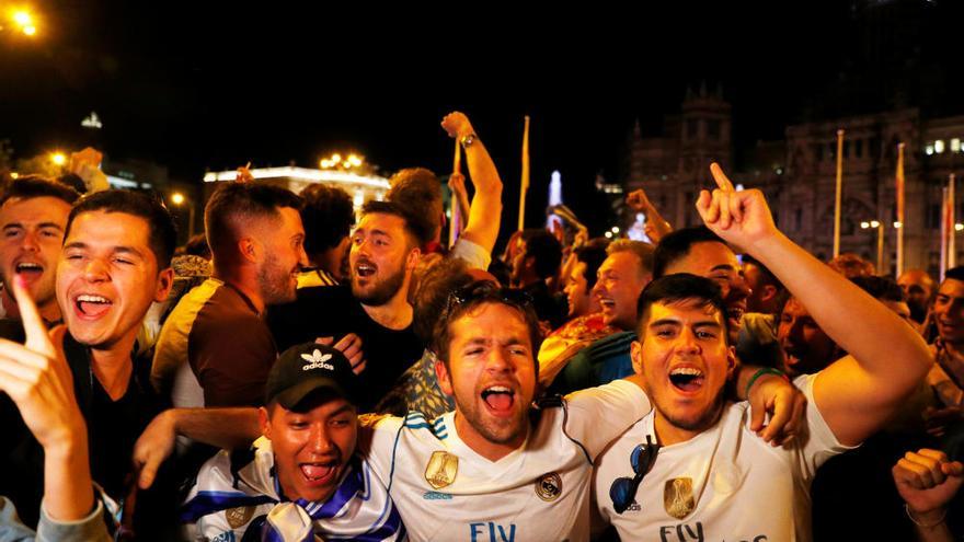 Fiesta de los aficionados madridistas en Cibeles por la 13ª Copa de Europa