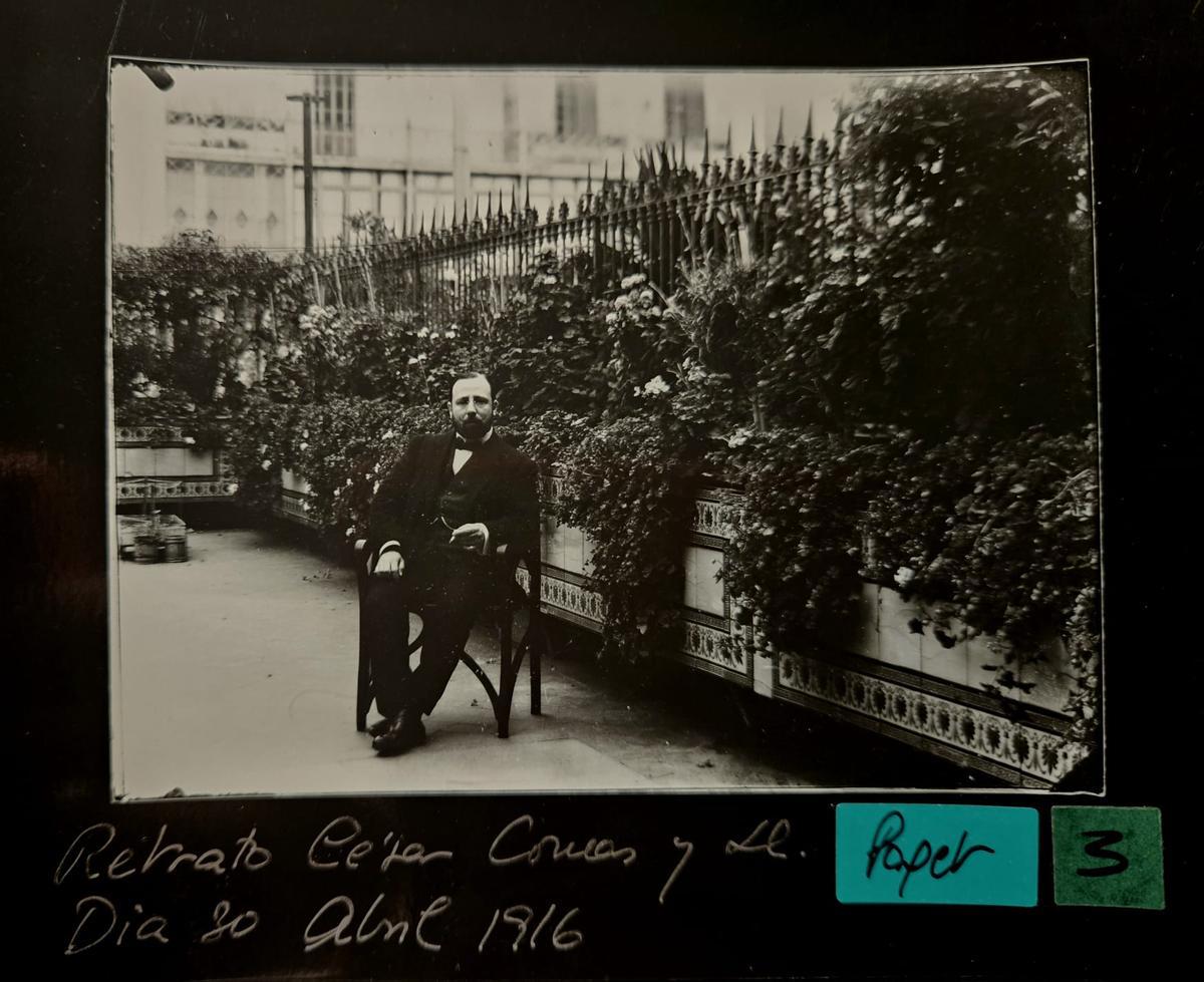 El doctor Comas Llaberia en la terraza de su casa, en la calle Gran Via de les Corts Catalanes