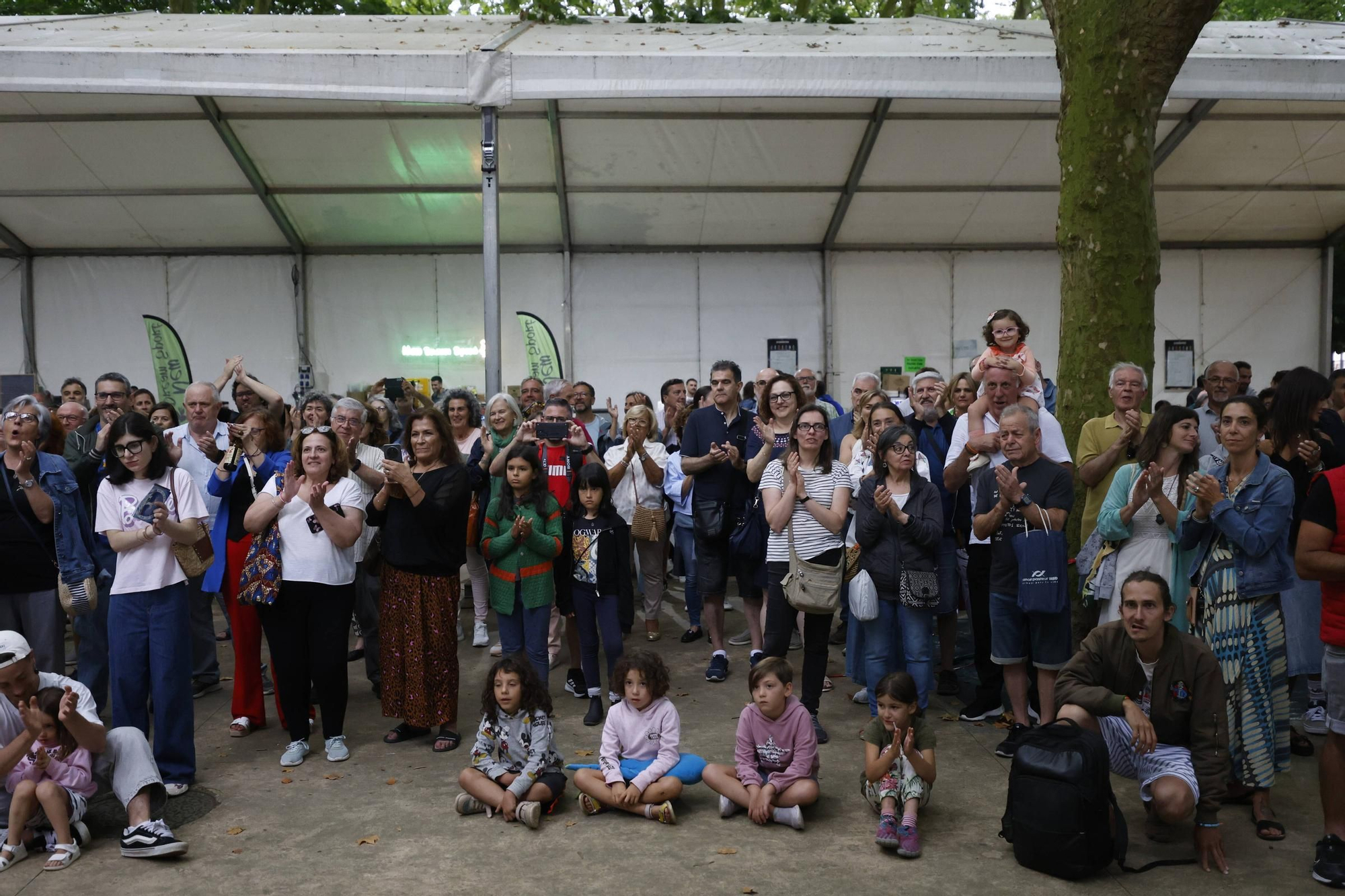 Así fue la colorida actuación del grupo norirlandés "Keltic Flair" en el festival Intercélticu de Avilés