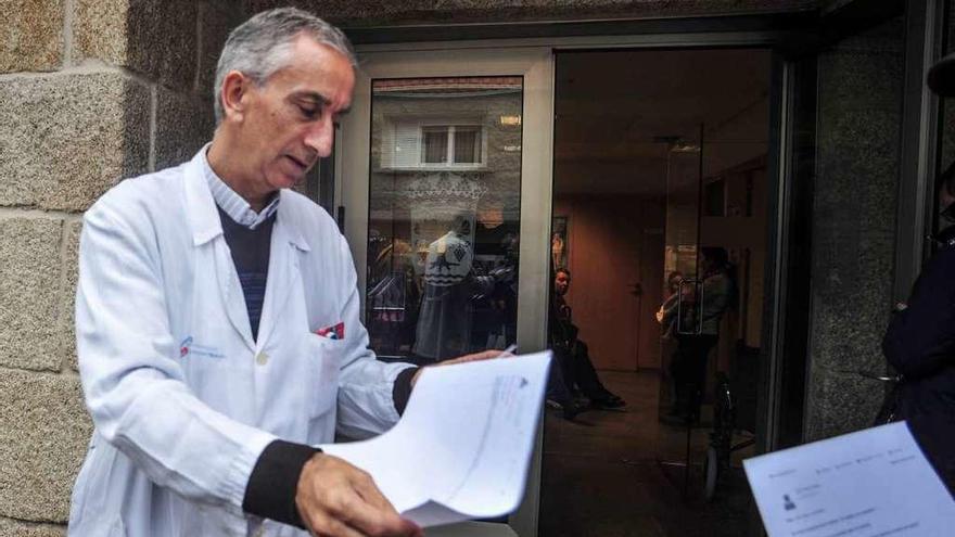 Pacientes a la espera de ser atendidos en el centro de salud de Meaño. // Iñaki Abella