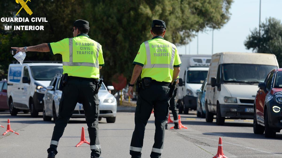 Archivo - Imagen de un control de tráfico de la Guardia Civil