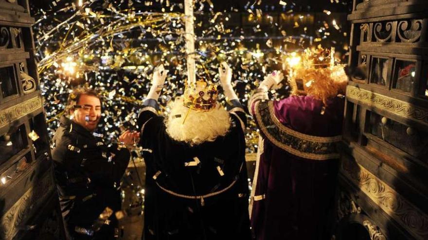 El alcalde, Carlos Negreira, junto a los Reyes Magos en el balcón de María Pita, el día de la cabalgata. carlos pardellas