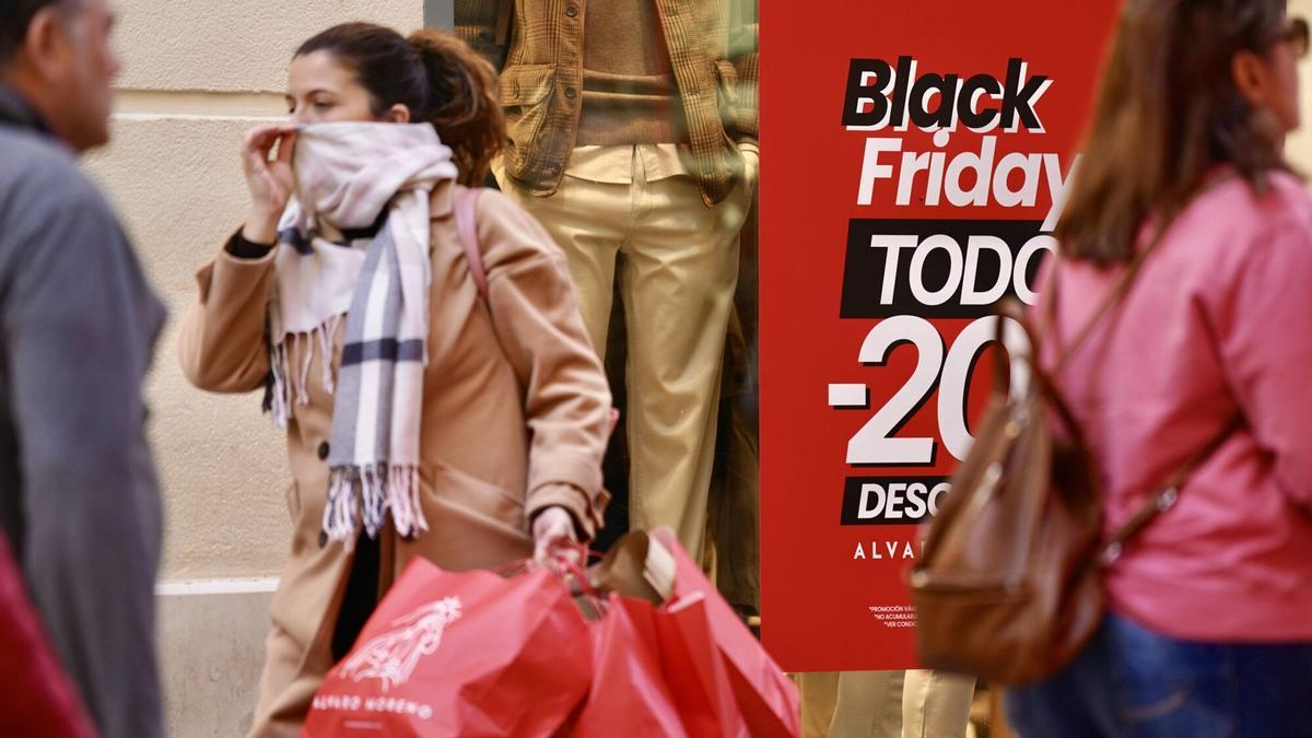 Varias personas inician las compras por el Black Friday.