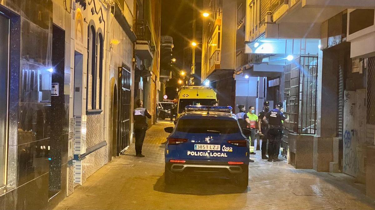 Vehículos de policía y ambulancias frente al edificio donde se produjo el apuñalamiento.