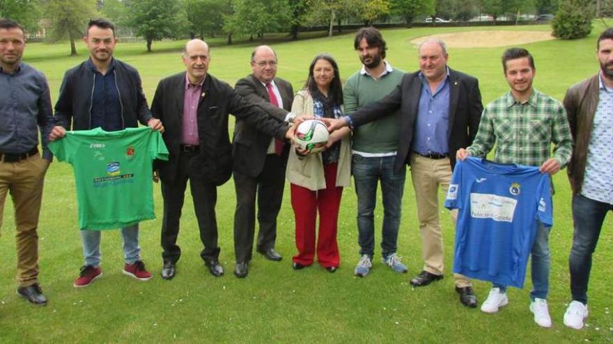 Los representantes del Llanes y el Urraca posan con el alcalde de Llanes, la concejala de Deportes y el alcalde pedáneo de Posada.