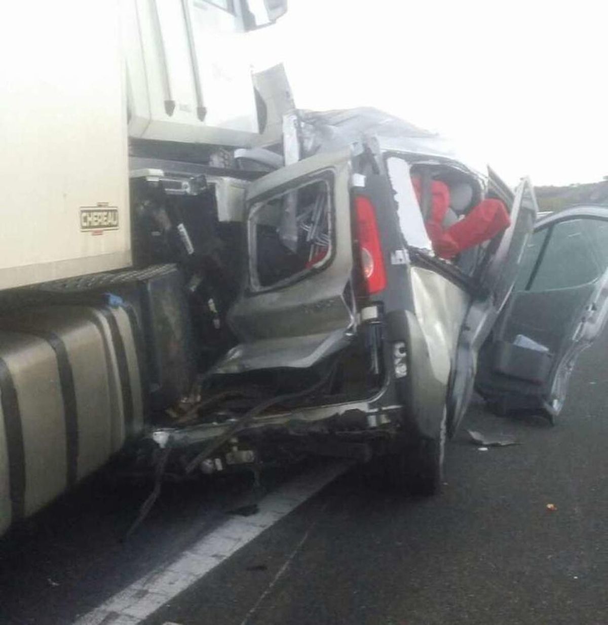 Un tráiler destroza la furgoneta del club de remo de Vilaxoán cuando se desplazaba a Sevilla
