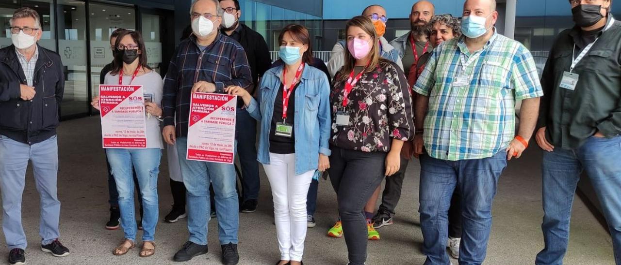 Integrantes de la Xunta de Persoal del área, ayer, mostrando su apoyo a la movilización en la entrada del HAC.