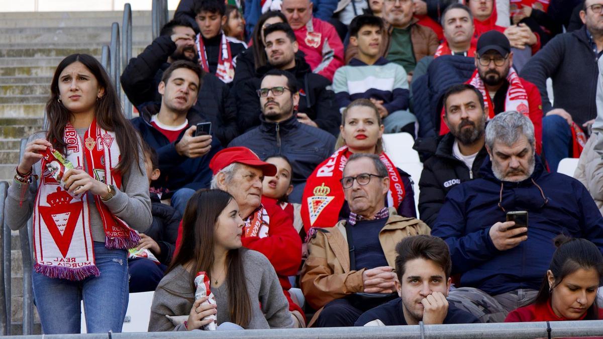 Aficionados del Real Murcia durante un partido en Nueva Condomina.