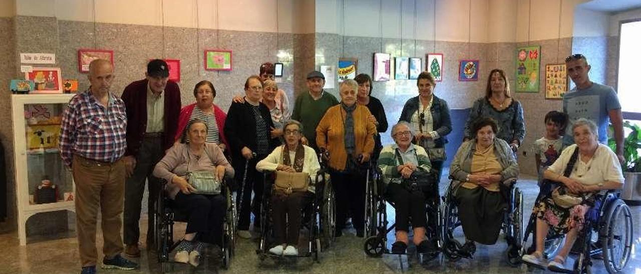 Foto de grupo de los abuelos y los voluntarios.