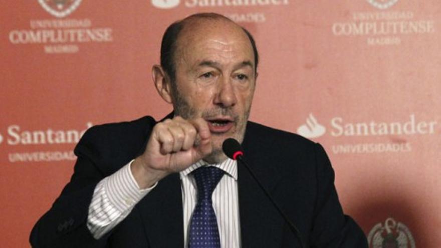 Rubalcaba insta reformar la Constitución en Cataluña