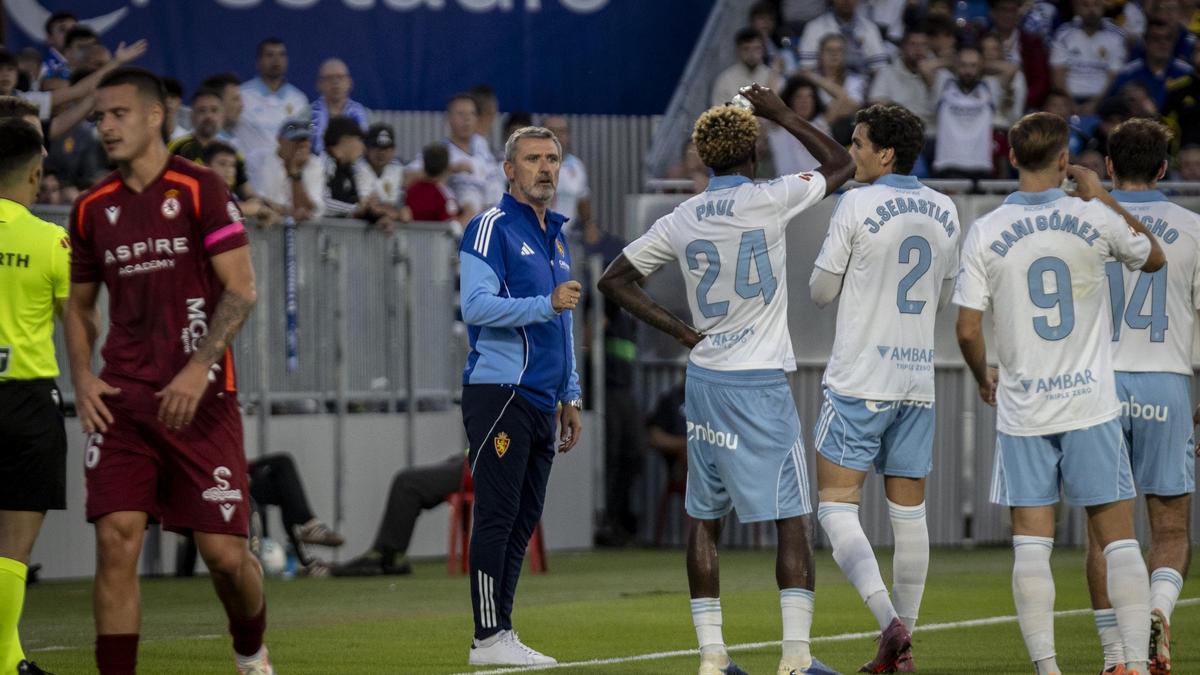 Emilio Larraz se dirige a los jugadores durante el encuentro ante la Cultural del pasado sábado.