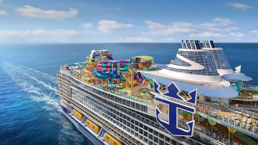 El Legend of the Seas atraca en Málaga: así es por dentro uno de los cruceros más grandes del mundo