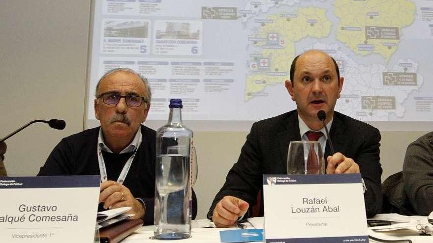 Gustavo Falque (izqda.) junto a Rafael Louzán durante un acto de la Federación Gallega. // G. Salgado