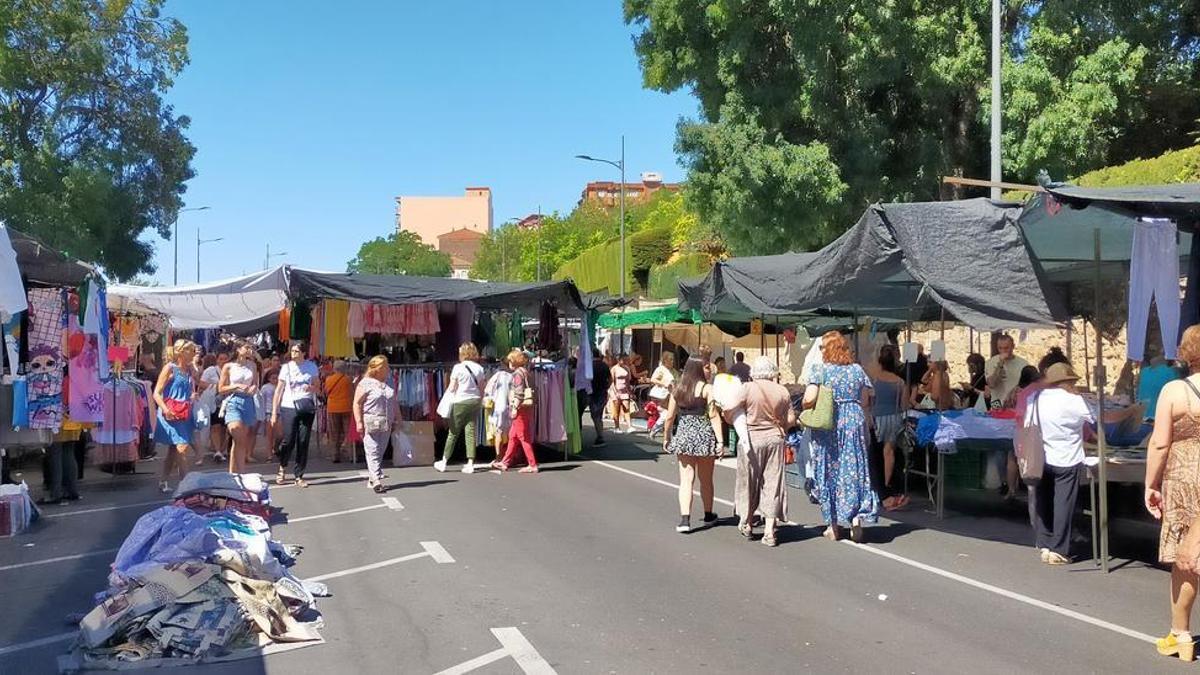 El mercadillo textil de Plasencia será este lunes, al coincidir el martes con el festivo de Reyes.