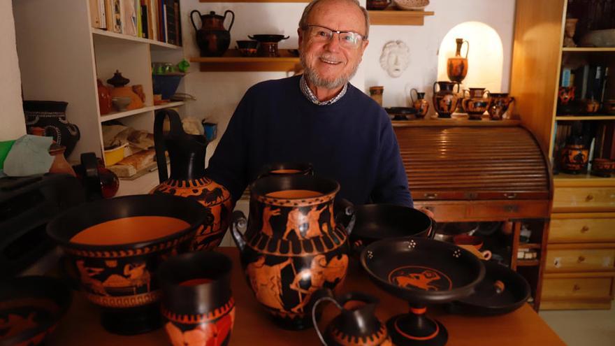 Manuel Perdiguero, esta semana en su casa con reproducciones de cerámica clásica griega que él mismo realiza y pinta a mano.