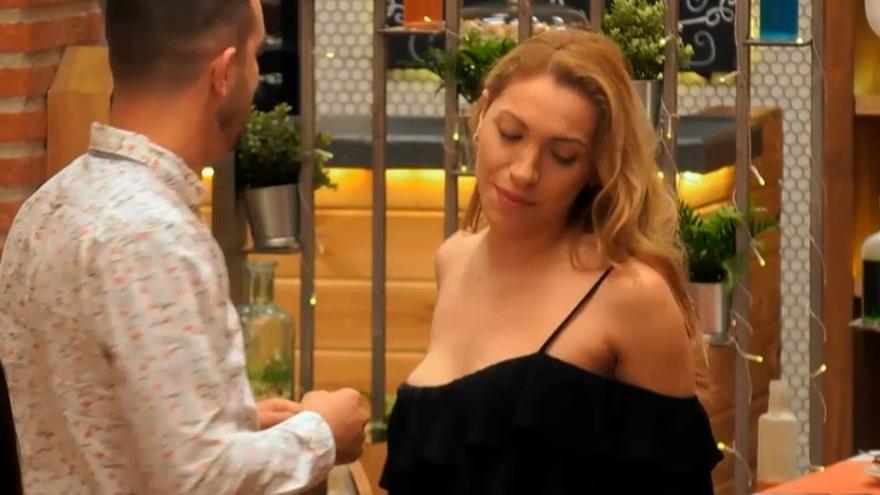 El tremendo descuido de una soltera en &#039;First dates&#039; con una prenda: &quot;¡Se te ve la teta!&quot;