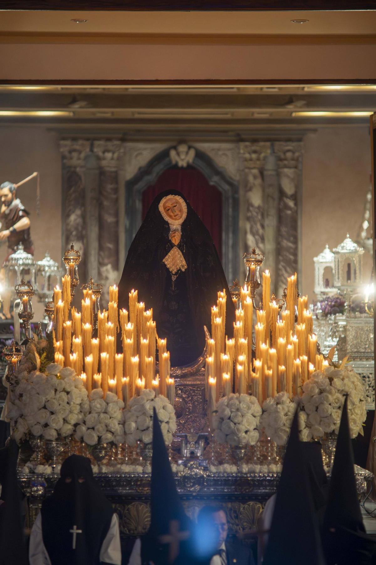 Fotogalería | Miles de fieles acompañan a la Soledad en su procesión más sobria por el Casco Antiguo de Badajoz Fotogalería | Miles de fieles acompañan a la Soledad en su procesión más sobria por el Casco Antiguo de Badajoz