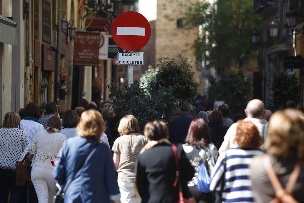 Bicis y peatones toman la calle Serranos.