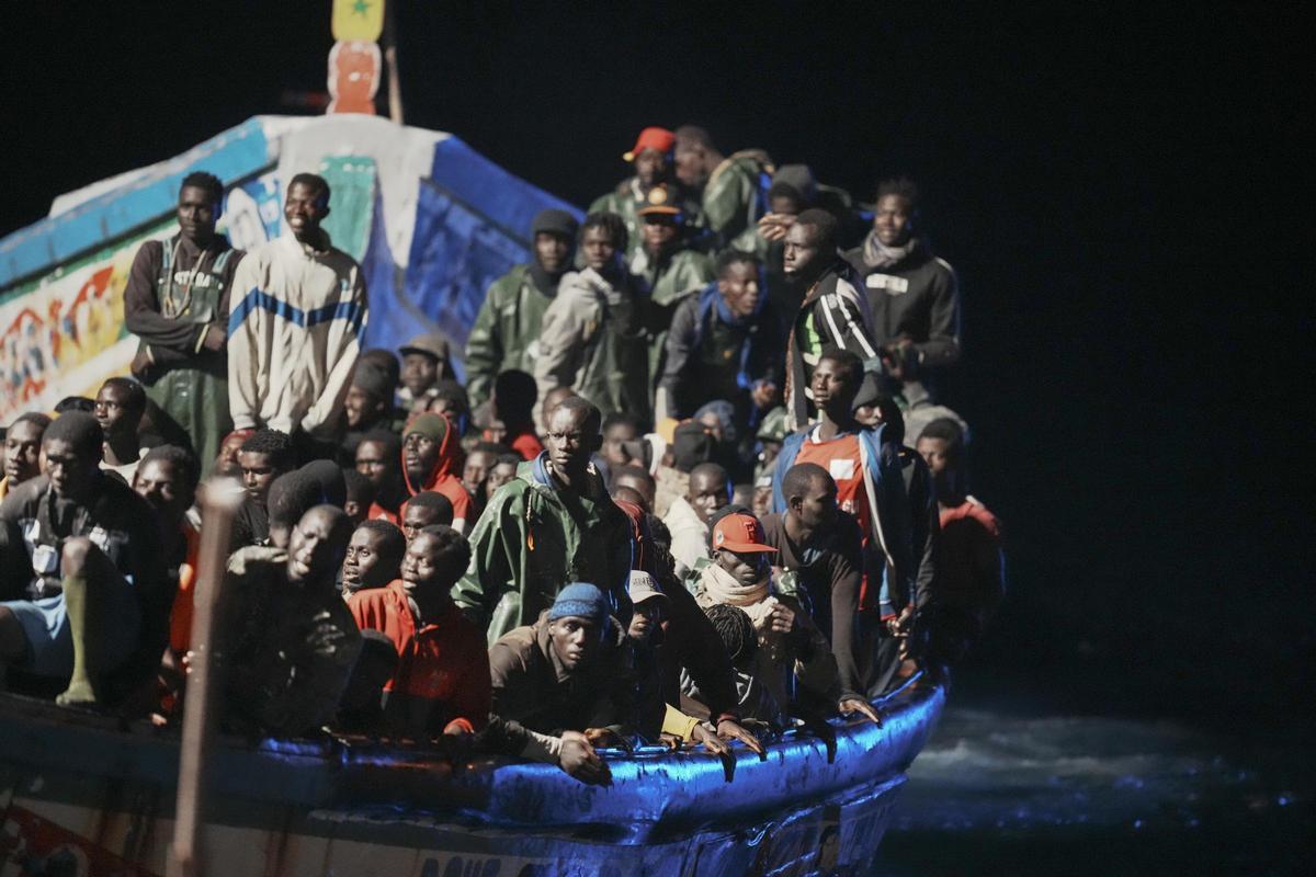 4 de noviembre. Decenas de personas en un cayuco a su llegada al muelle de La Restinga, en El Hierro, que sufrió una oleada de cayucos. 4 de noviembre. Decenas de personas en un cayuco a su llegada al muelle de La Restinga, en El Hierro, que sufrió una oleada de cayucos.