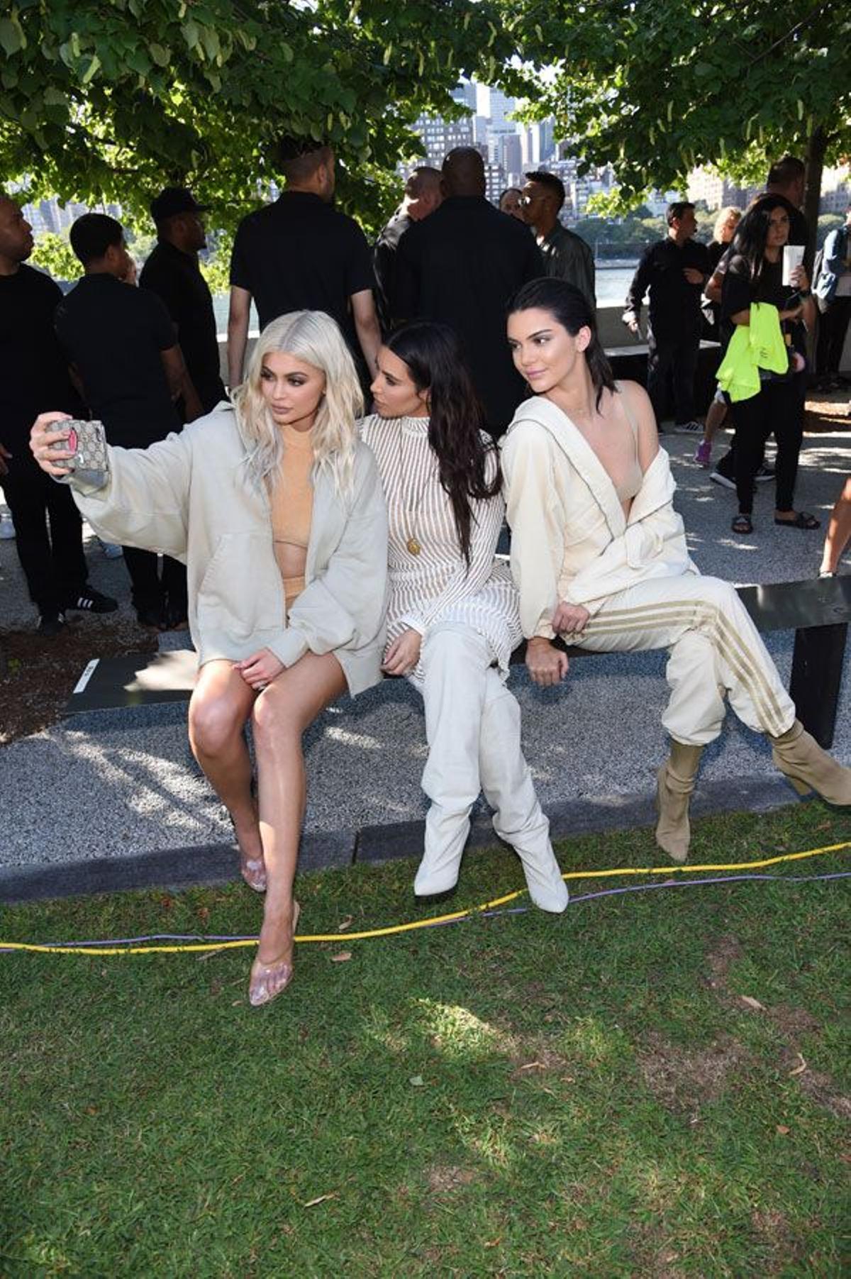 Las hermanas Kardashian en el 'front row' de Yeezy