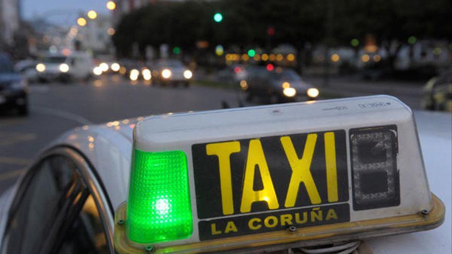 Luces de un taxi en la parada del Obelisco.