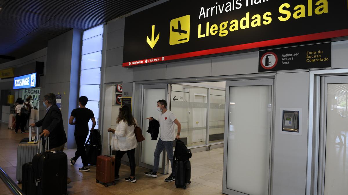 Archivo - Pasajeros procedentes de un vuelo con origen Gran Bretaña llegan a la terminal T1 del Aeropuerto Adolfo Suárez Madrid-Barajas, en Madrid (España).