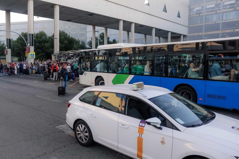 Los taxistas del aeropuerto suspenden sus servicios en protesta por la piratería