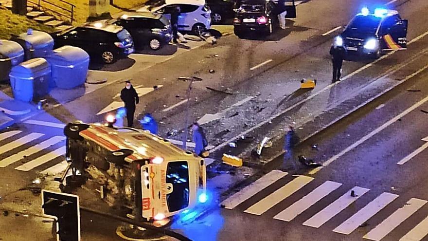La ambulancia en la que viajaba Pablo Cortijo, volcada sobre la carretera tras el accidente.