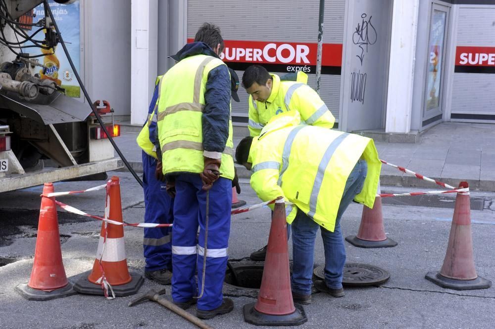 Un socavón obliga a cortar el tráfico en Durán Lor