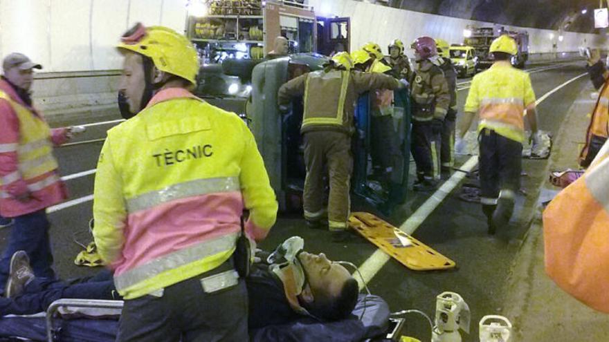 Bombers atenent els ferits en el simulacre a l&#039;interior del túnel de Sant Esteve d&#039;en Bas