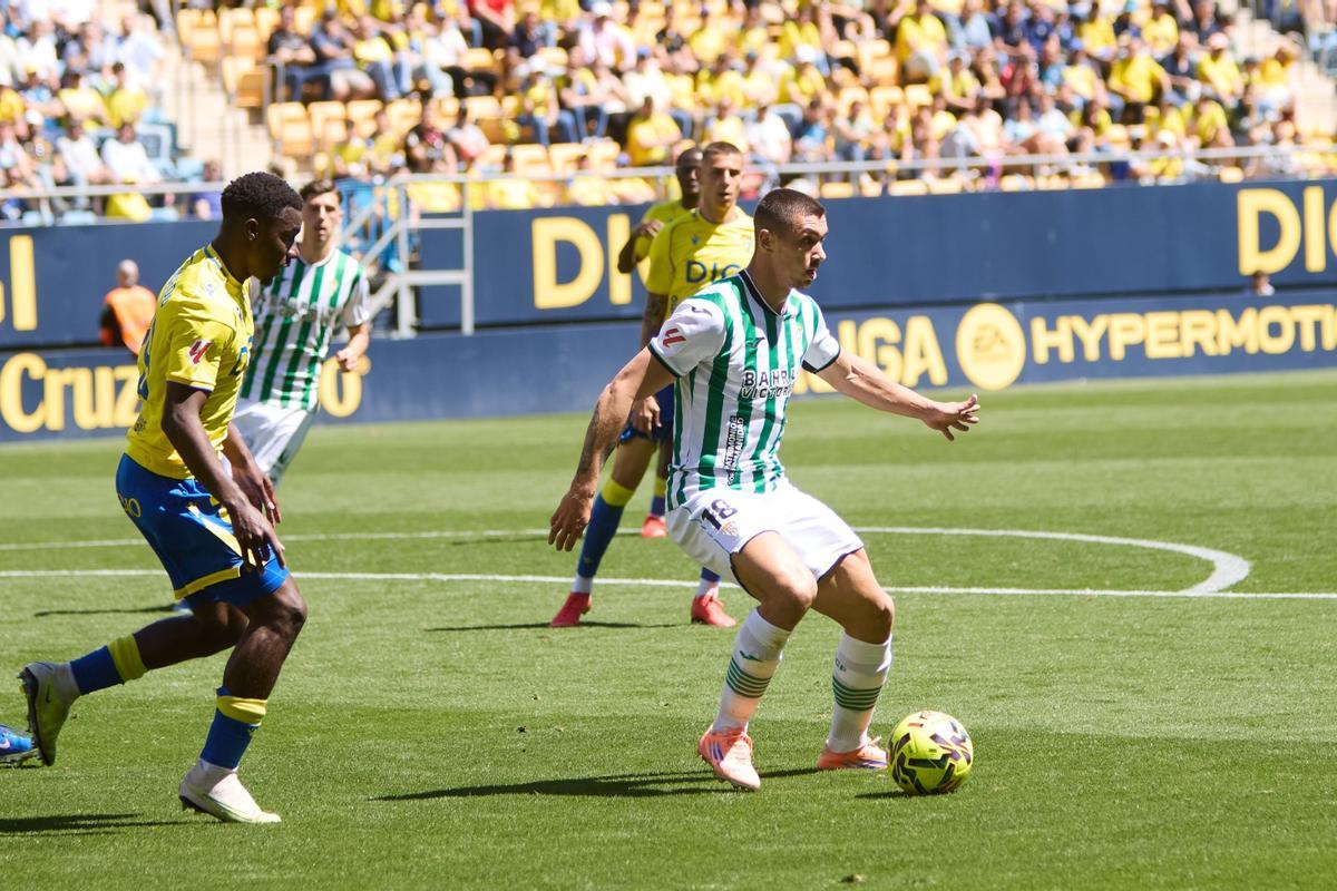 Adrián Fuentes, durante un lance del Cádiz-Córdoba CF.