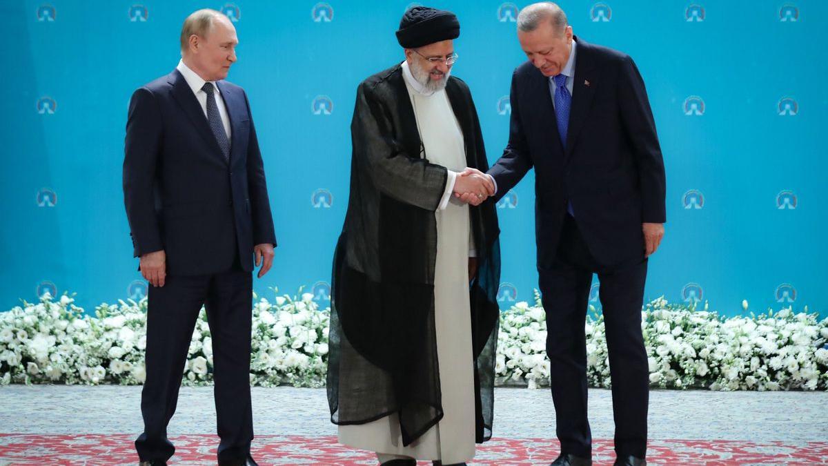 Los presidentes de Irán, Ibrahim Raisí, Turquía, Recep Tayyip Erdogan, y Rusia, Vladímir Putin.