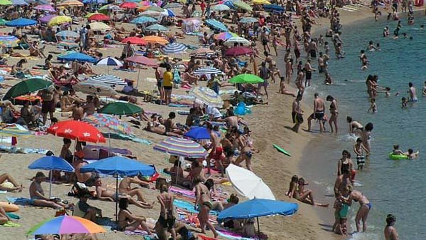 L&#039;ocupació durant el pont de Sant Joan ha estat d&#039;entre el 80 i el 90%. A la imatge, la platja de Platja d&#039;Aro.