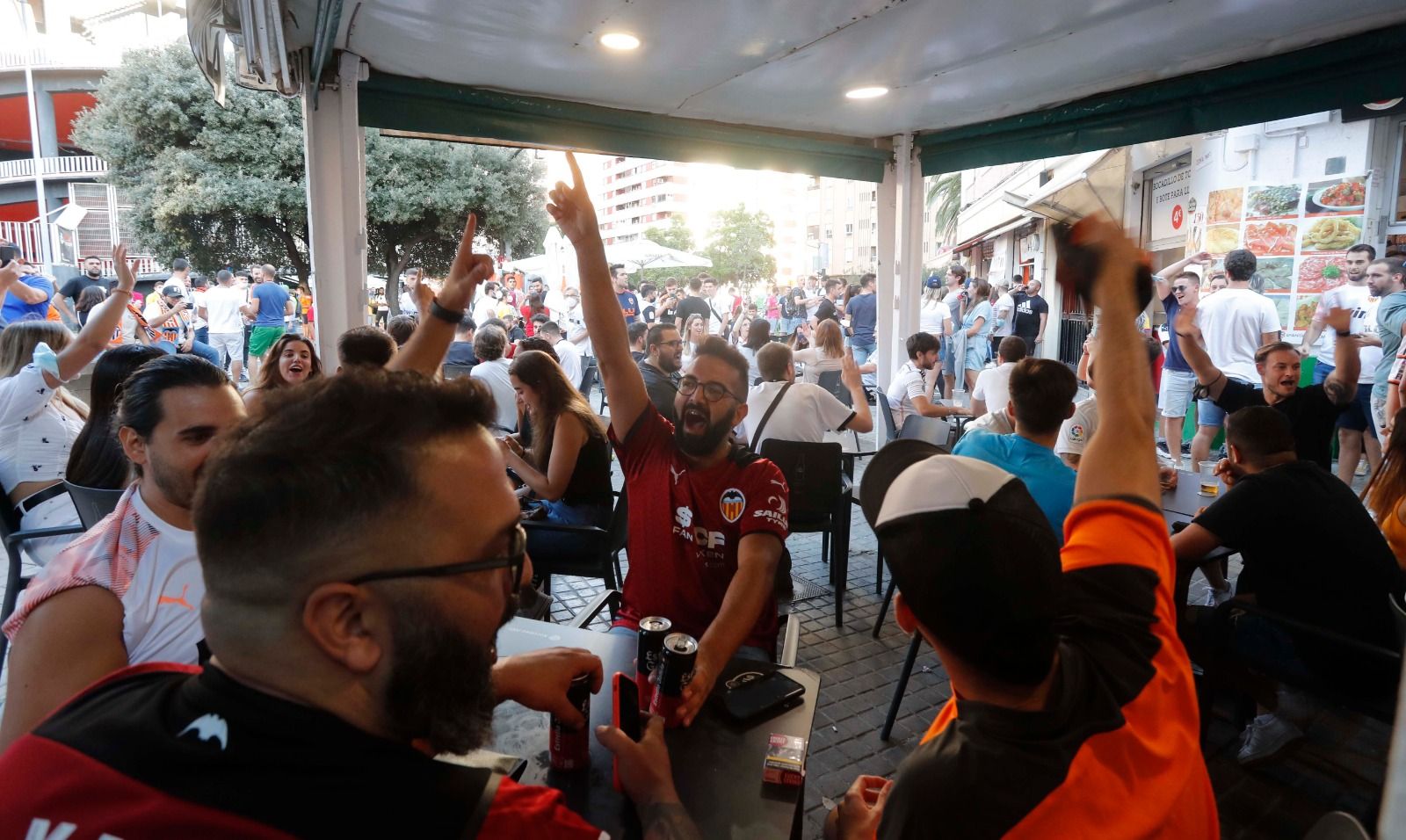 Así ha sido la vacunación a las puertas de Mestalla antes del partido entre el Valencia y el Madrid