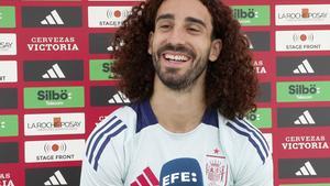 Cucurella, la sonrisa y melena que marcan la diferencia en la selección "Ser divertido engancha"