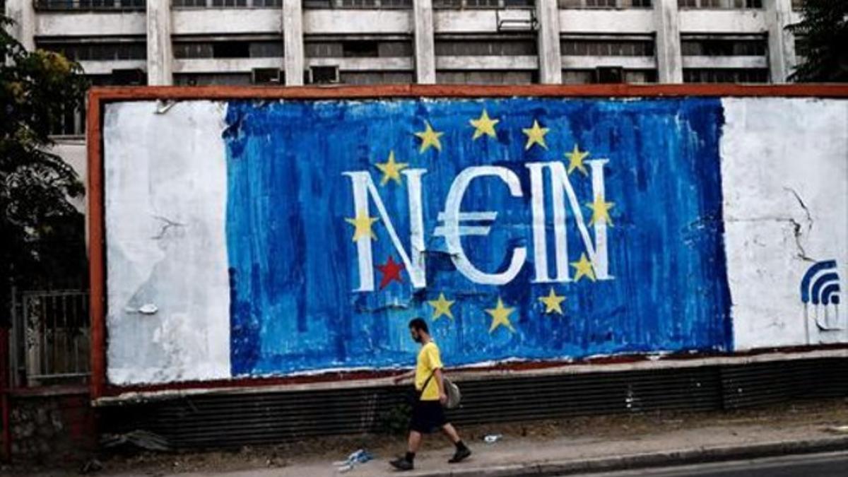 Un individuo pasa ante un grafiti con la palabra 'no' en alemán, en referencia al referéndum sobre la propuesta de los acreedores.