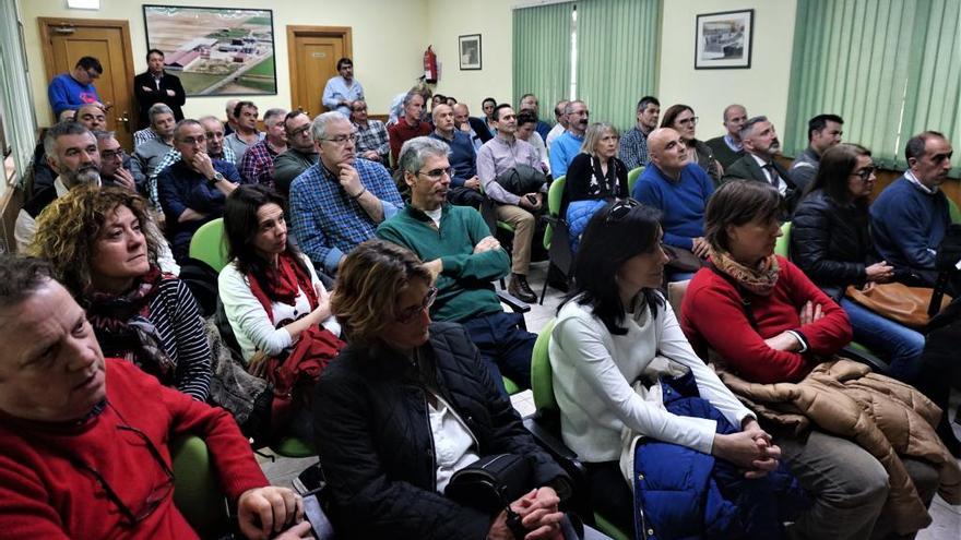 Los veterinarios, durante su visita a Cobadu