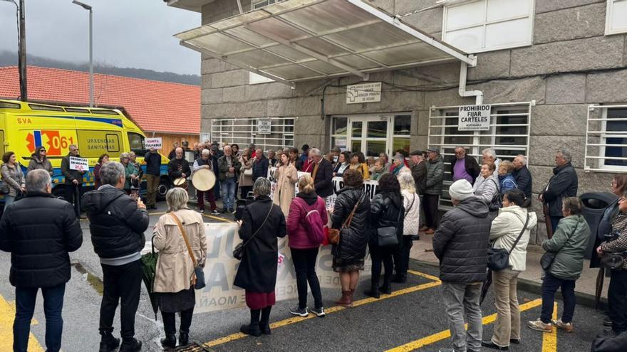 Un momento de la protesta de ayer, con la ambulancia al lado. | FdV
