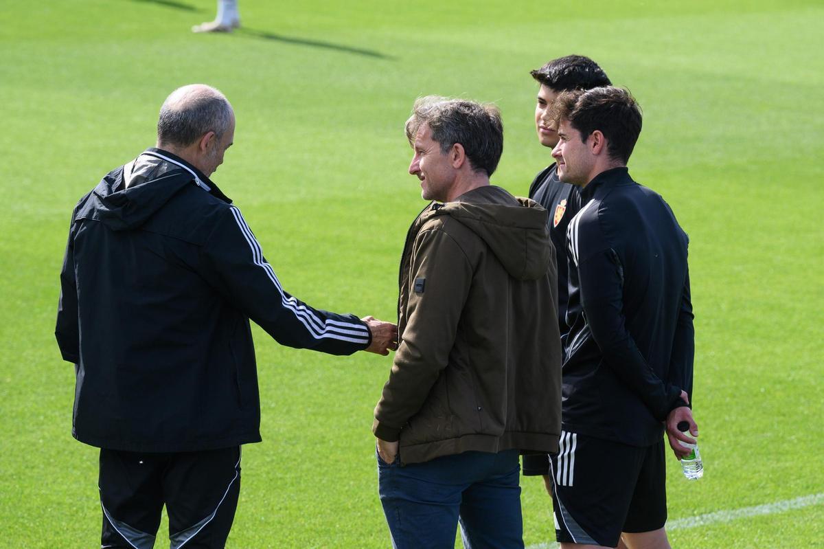 Lalo Arantegui habla con Javier Garcés, entrenador del juvenil, antes de la sesión.
