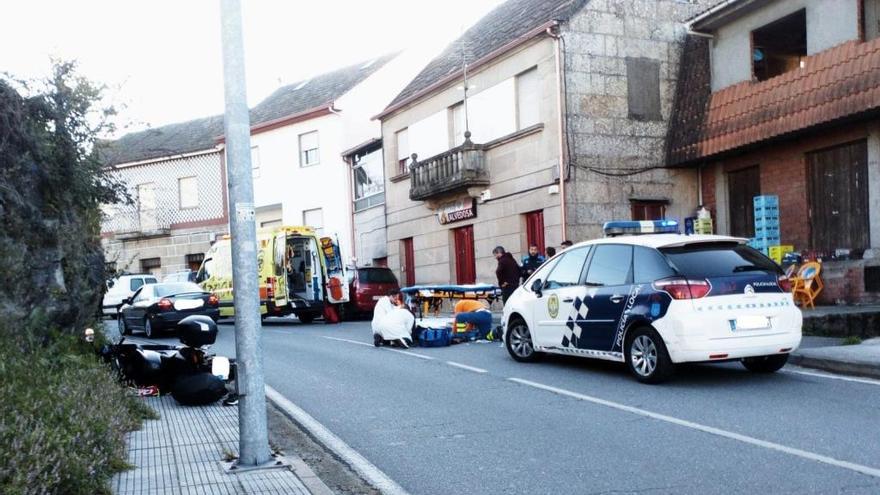 El herido en el accidente es atendido por los servicios médicos en la carretera de Pazos. / Policía Local