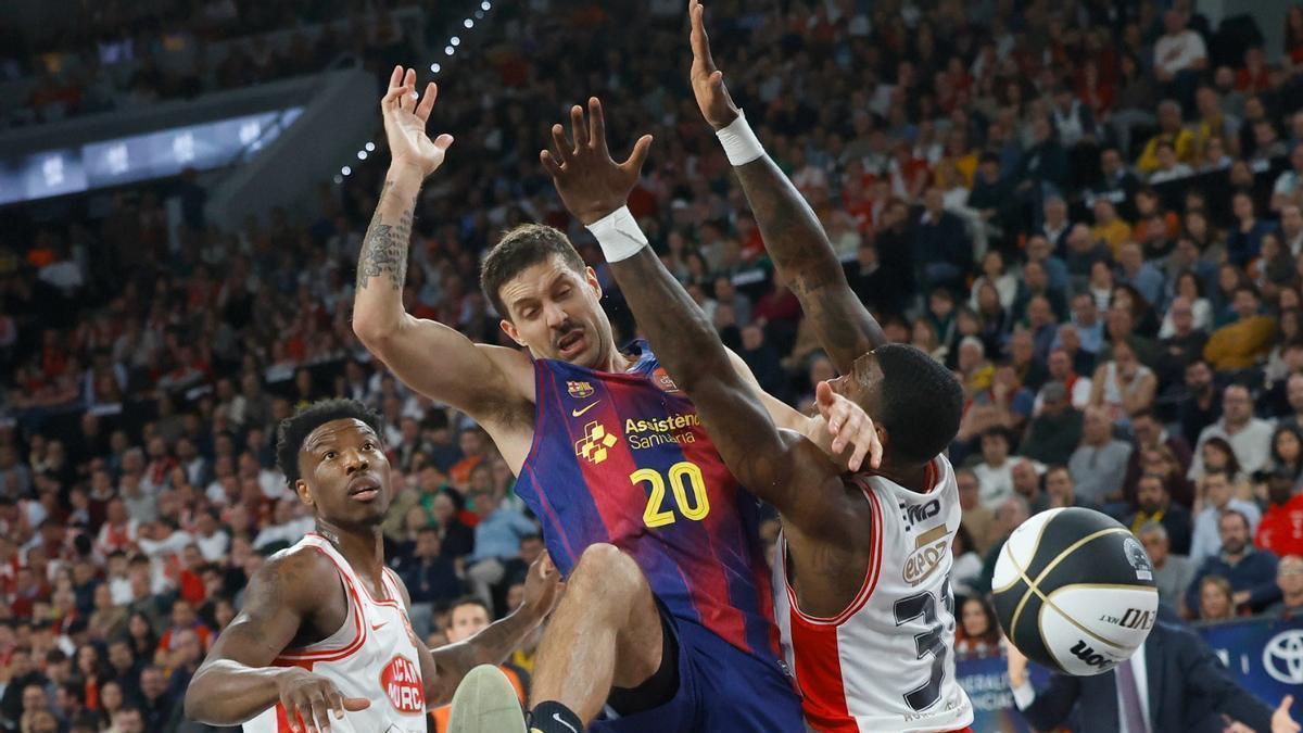 Dylan Ennis, del UCAM Murcia, intentando frenar al azulgrana Laprovittola.